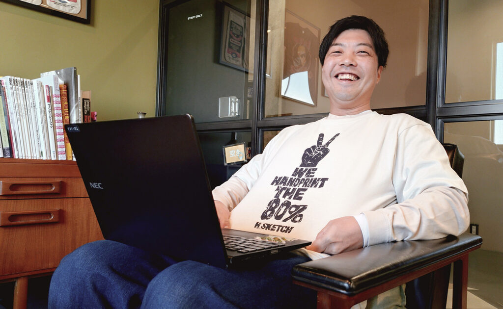 WE HANDPRINT THE 80%とプリントされたH.sketchのスタッフユニフォーム